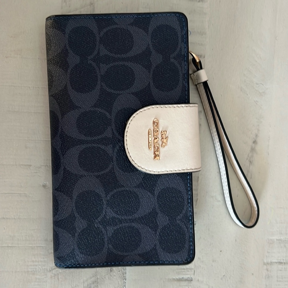 Like New! Coach Signatures Canvas Phone Wallet